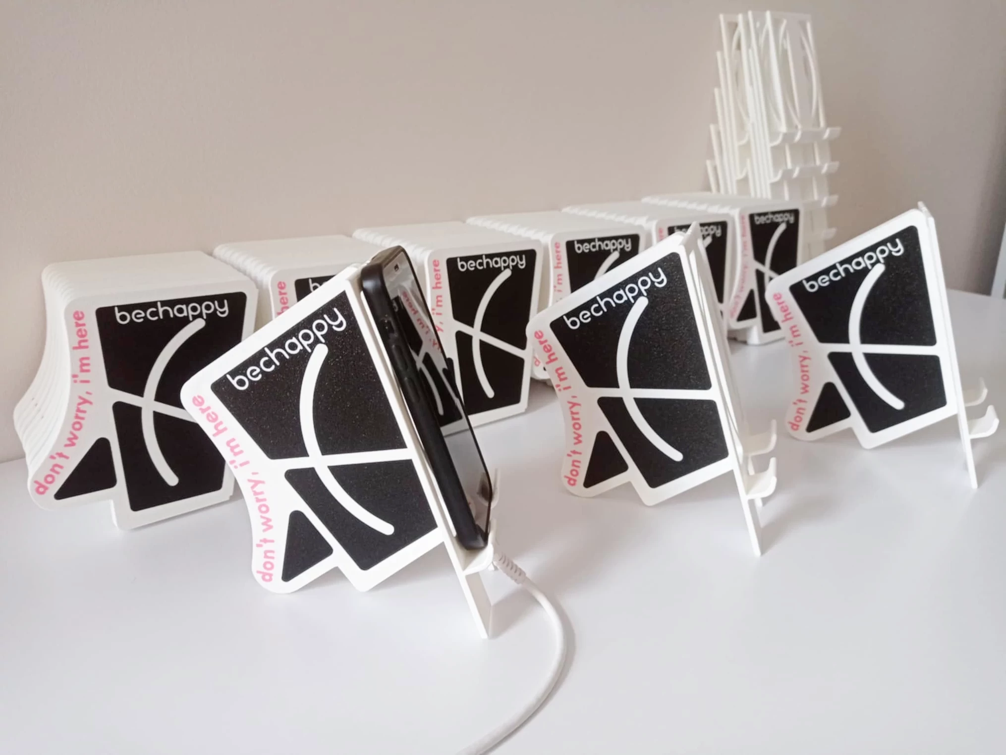 3D nyomtatott asztali telefontartó Hollandiába, egyedi ajándék a Manubimtól