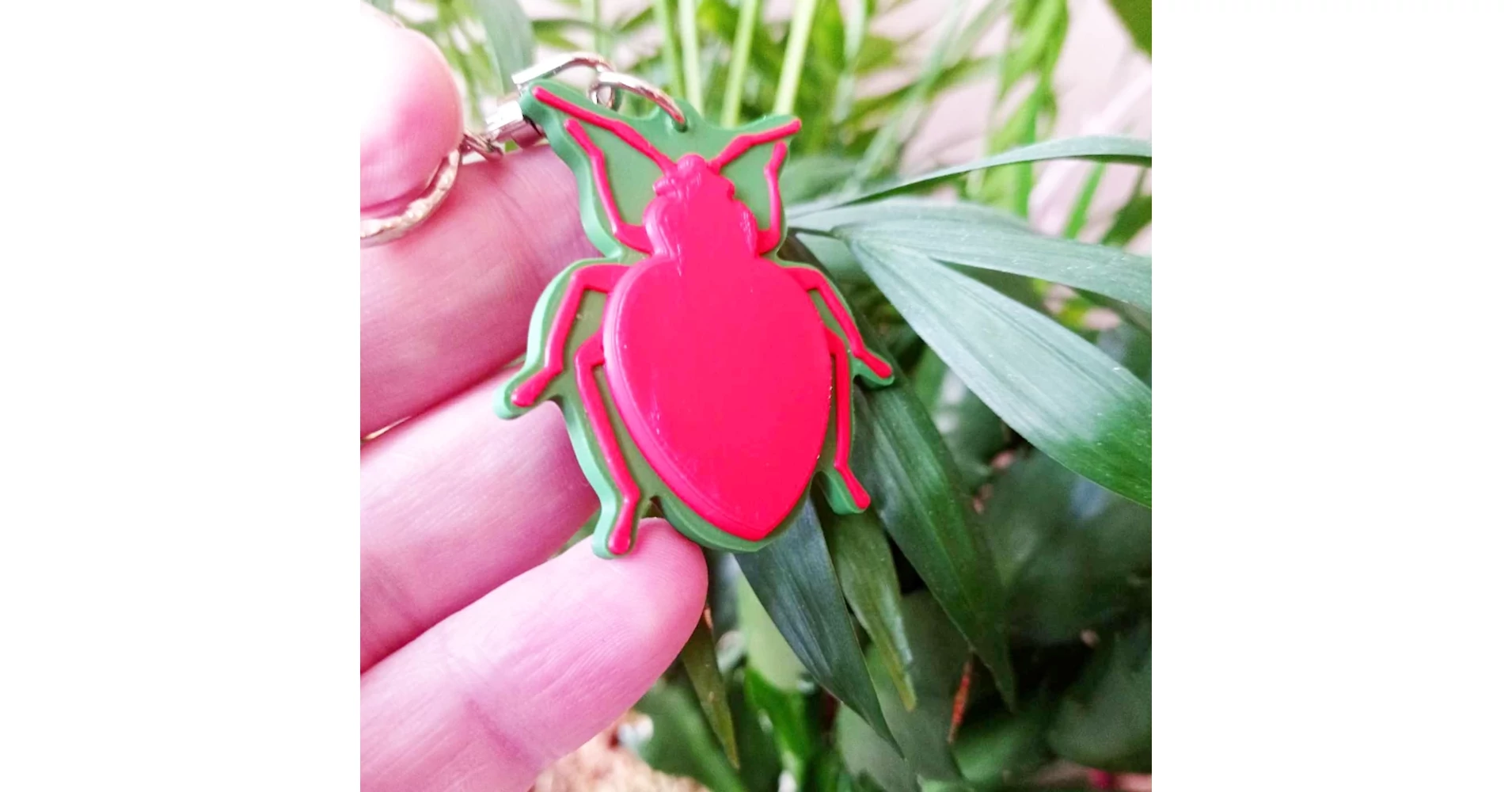 Two-colored bug keychain with custom text | Manubim
