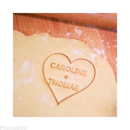Szív alakú sütikiszúró forma, egyedi szöveggel