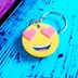 Szív szemű, mosolygós emoji kulcstartó